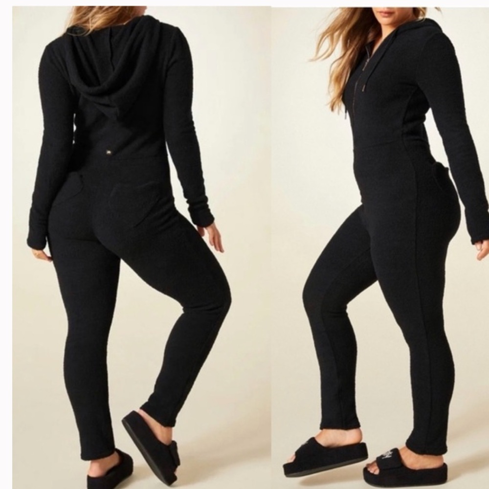 Yitty Pet Me Heart pocket Onesie in Black
NWT